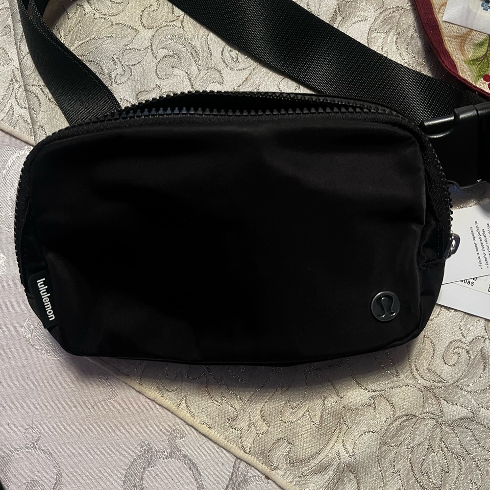 Lululemon belt bag (NEVER USED)